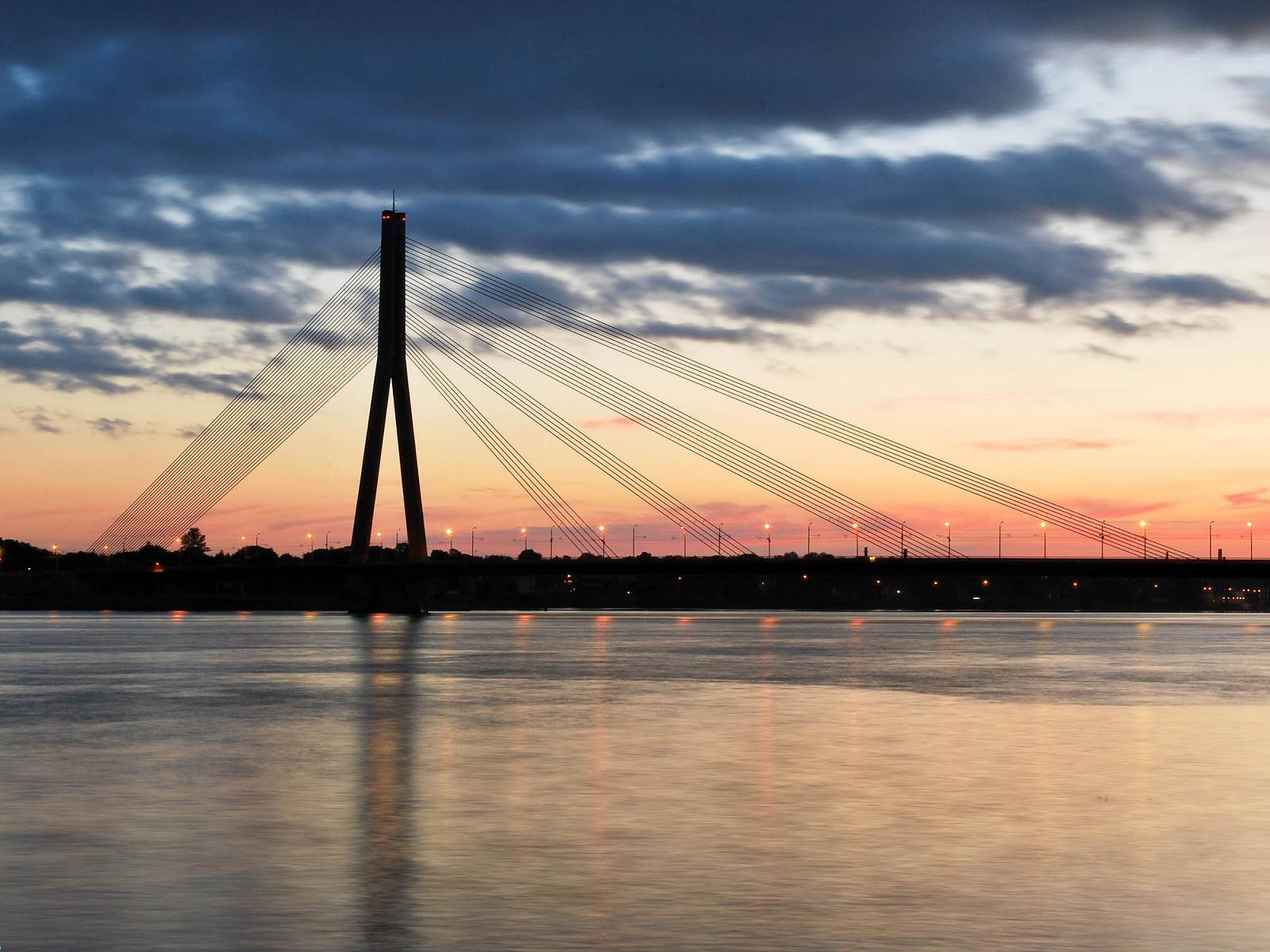 Вантовый мост в Риге в Латвии через Даугаву