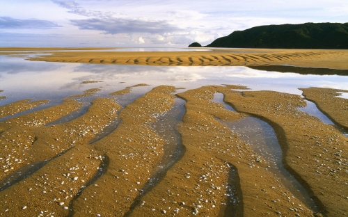 Reflection of mountains in the water (40 wallpapers)